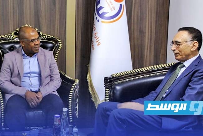 «النفط» تبحث تسهيل إجراءات دخول المستثمرين الجدد