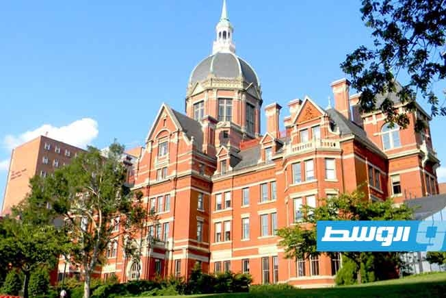 جامعة جونز هوبكنز الأميركية تسرّح ألفي موظف بسبب اقتطاعات ترامب