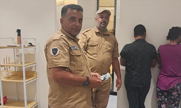 توقيف اثنين من العمالة الوافدة بتهمة سرقة مبالغ مالية في بنغازي