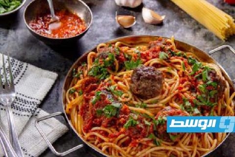 معكرونة بكرات اللحم والجبن