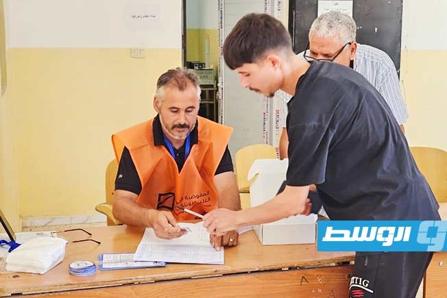 بالصور.. المفوضية تواصل توزيع بطاقات ناخبي «البلديات»