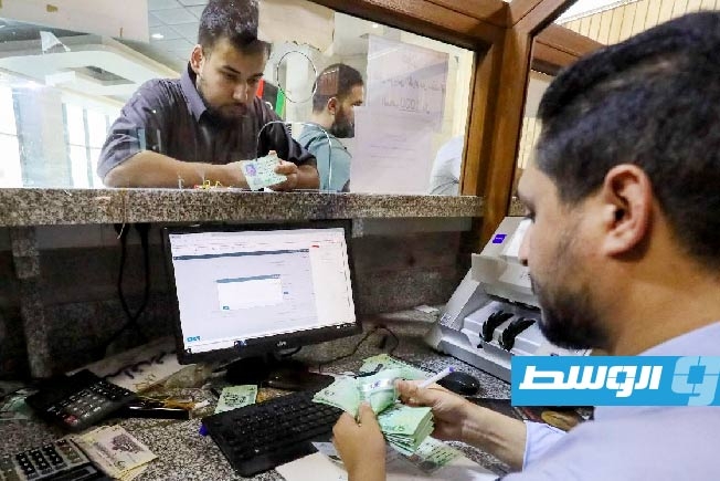 «لوموند»: «المركزي» قد يتحول إلى «كبش فداء».. والليبيون يعاقبون بانخفاض قيمة الدينار