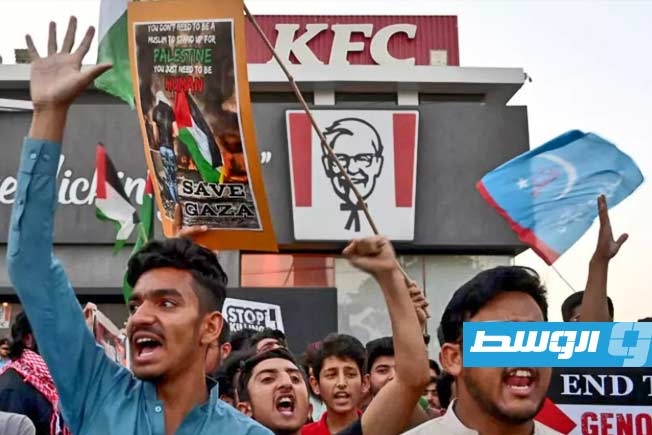 الاحتجاجات على حرب غزة تطال مطاعم «كنتاكي» في باكستان.. والشرطة توقف 160 شخصًا