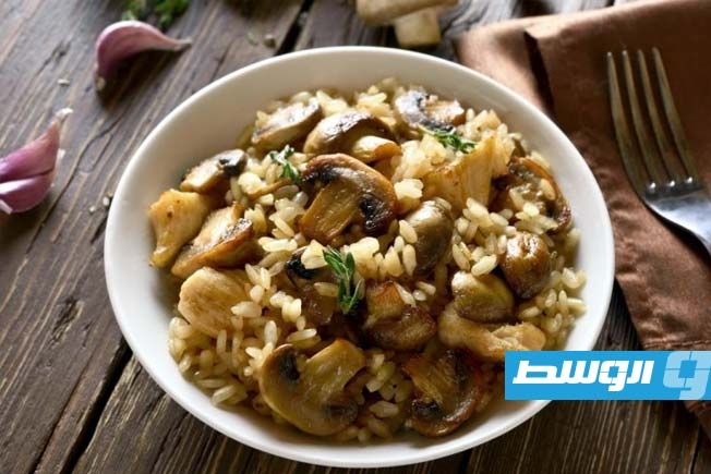 الأرز بالمشروم وقطع الدجاج في قدر واحد