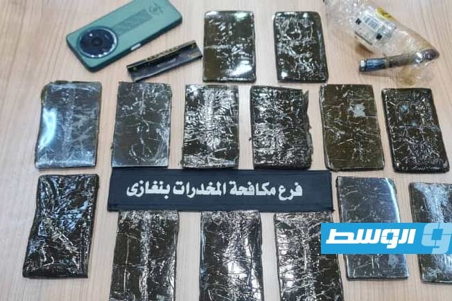 ضبط مروجي مخدرات بحوزتهما 1.5 كيلوغرام «حشيش» في بنغازي