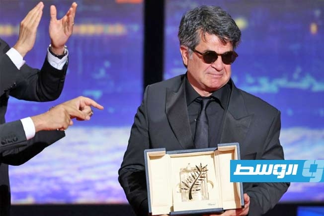 محبو المخرج جعفر بناهي الفائز بسعفة مهرجان كان يستقبلونه في طهران