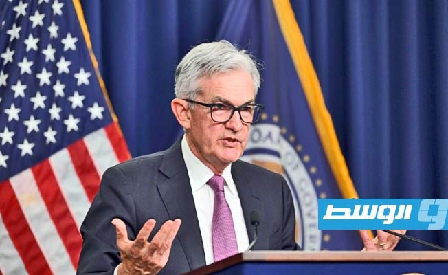 الدولار يتراجع 1% مقابل اليورو بعد التوقعات القاتمة للاحتياطي الفدرالي