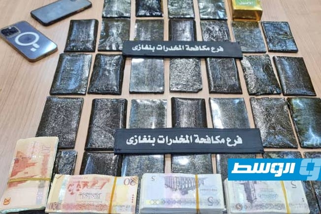 بحوزتهما 3.2 كيلو «حشيش».. الإطاحة باثنين من أخطر مروجي المخدرات في بنغازي
