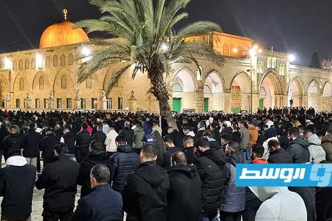80 ألفا يؤدون صلاتي العشاء والتراويح في الأقصى وسط اقتحام الاحتلال لباحات المسجد