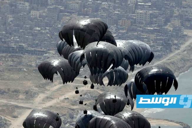 بريطانيا تلقي أولى شحنات المساعدة الغذائية عن طريق الجو فوق غزة