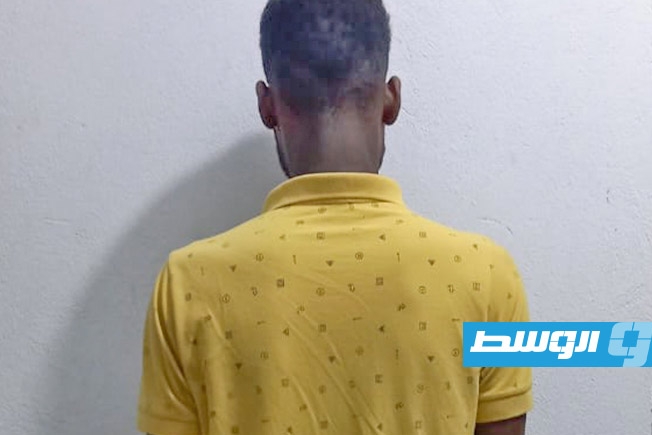 ضبط وافد متهم بسرقة 100 ألف دينار من متجر في درنة
