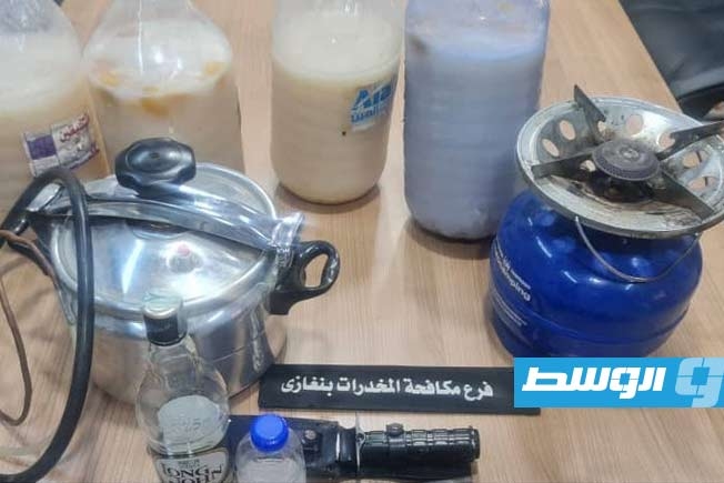 تفكيك شبكة لترويج المخدرات وصناعة الخمور المحلية في بنغازي