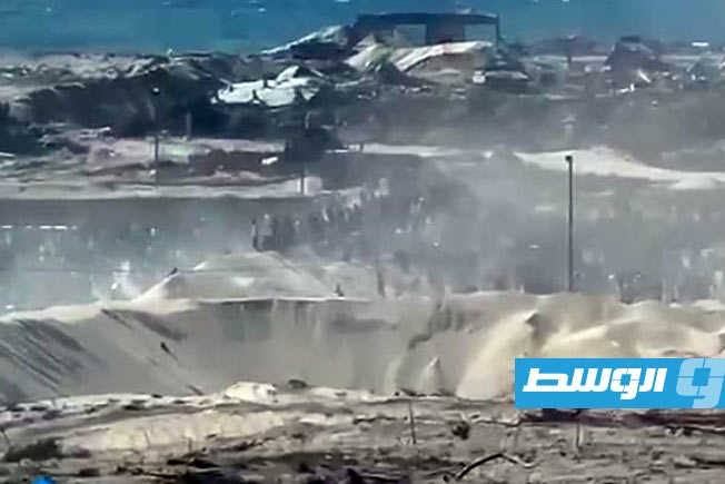 «شاهد»: فوضى وإطلاق نار.. آلاف الفلسطينيين يحتشدون حول مركز لتوزيع المساعدات في غزة