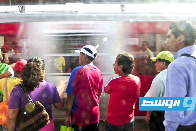 البيرو.. رجل ينجو من الموت بأعجوبة بعد صدمه بقطار