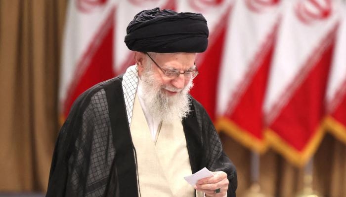 رابطات العنق.. رمز «الحب في الحرب» الذي ناصبته إيران العداء