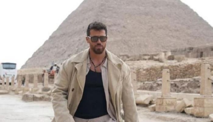 جان يامان يتخلى عن شعره الطويل خلال زيارته لمصر