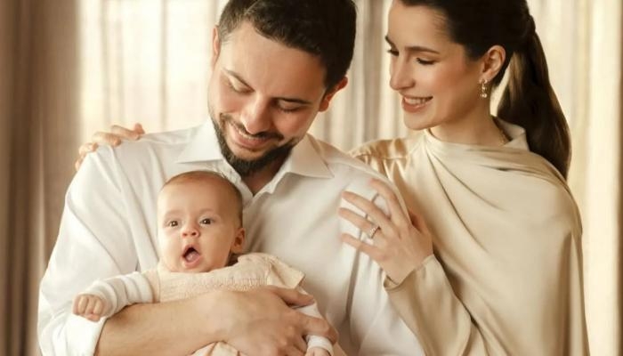 الأميرة إيمان بنت الحسين.. أيقونة الأناقة الملكية منذ ولادتها (صور)