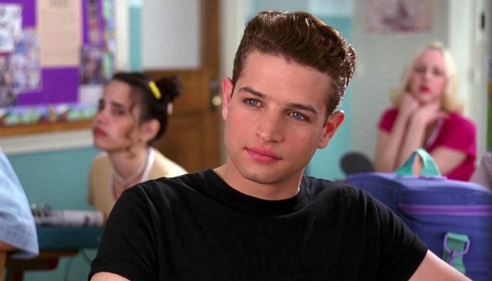 بعد 30 عامًا.. جاستن ووكر نجم «Clueless» يصدم المعجبين بتحول مذهل