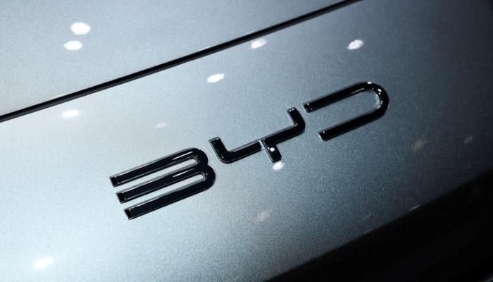 «عدو قديم» يضع «BYD» و«تسلا» في خندق واحد