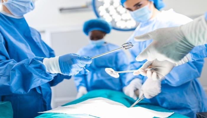 امرأة أسترالية تستيقظ بلهجة بريطانية بعد جراحة في الفك