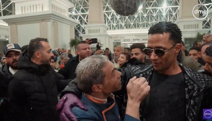 محمد رمضان يقدم 100 ألف جنيه لعمال نظافة في «محطة بشتيل» (فيديو)