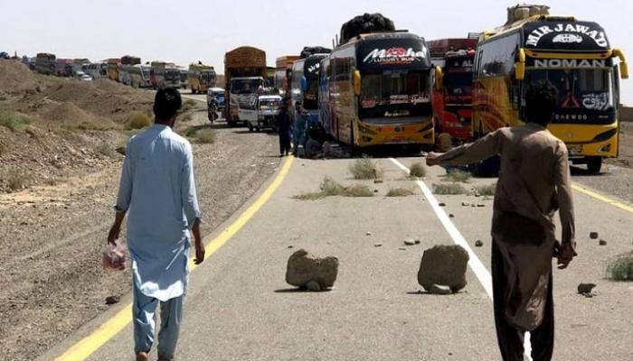 بهجومين منفصلين.. مسلحون يقتلون عمالا وأفراد شرطة في باكستان