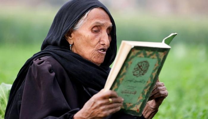 احتفت بها أنجلينا جولي.. رحيل «الحاجة زبيدة» أيقونة محو الأمية في مصر