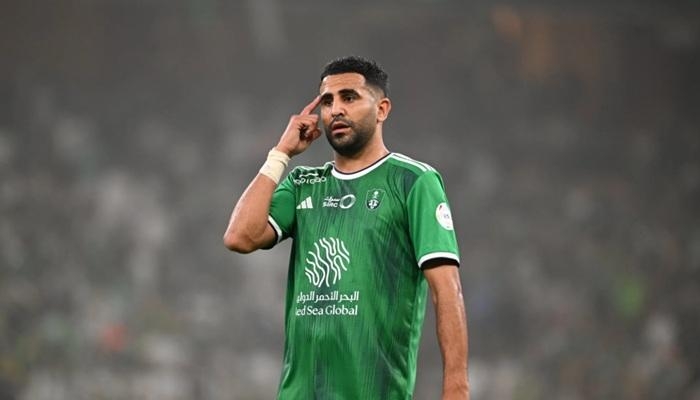 تحت أعين الزوجة.. تدريب عائلي شاق لرياض محرز (فيديو)