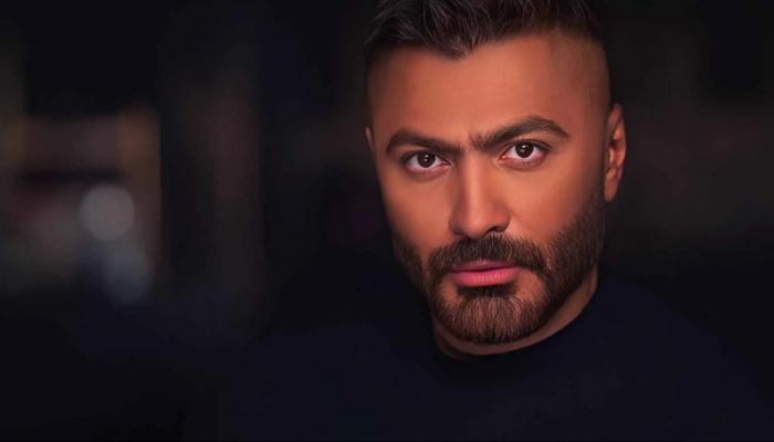 بعد رحلة مرض صعبة.. تامر حسني يودّع إبراهيم شيكا