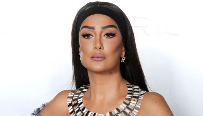 غادة عبدالرازق تفاجئ جمهورها بإطلالة جريئة