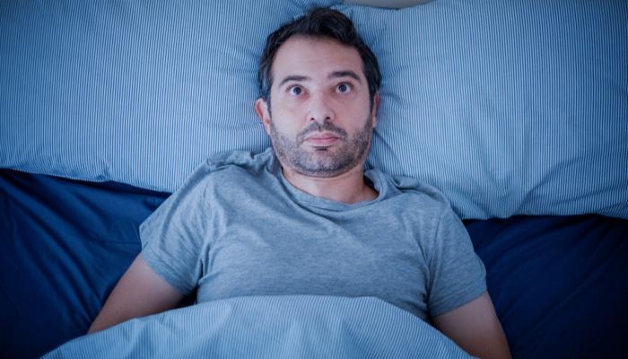 وداعا للأرق.. وقف دوامة التفكير الليلي بحركة عين بسيطة