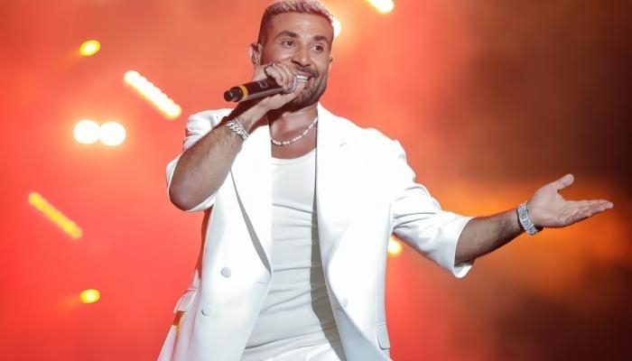 أحمد سعد يتجنب الانتقادات بإطلالة كلاسيكية بعد أزمة رمضان في كوتشيلا