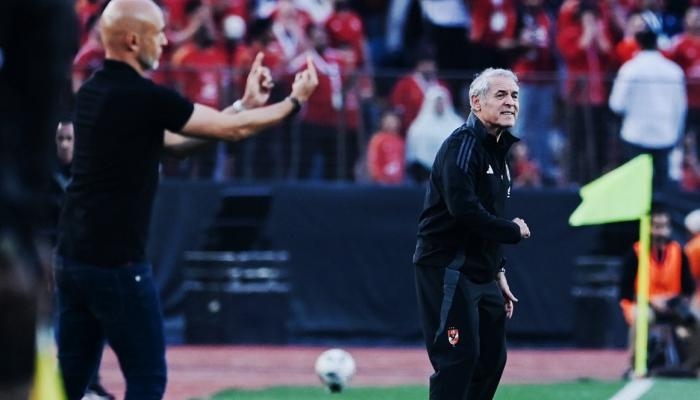 كولر يركض هرباً من غضب جماهير الأهلي (فيديو)