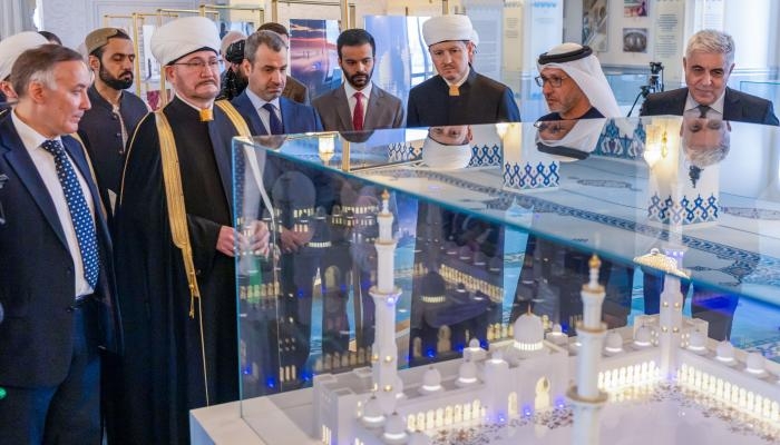 مركز جامع الشيخ زايد الكبير يعرض مجسم الجامع وإصداراته في محطته الجديدة في موسكو