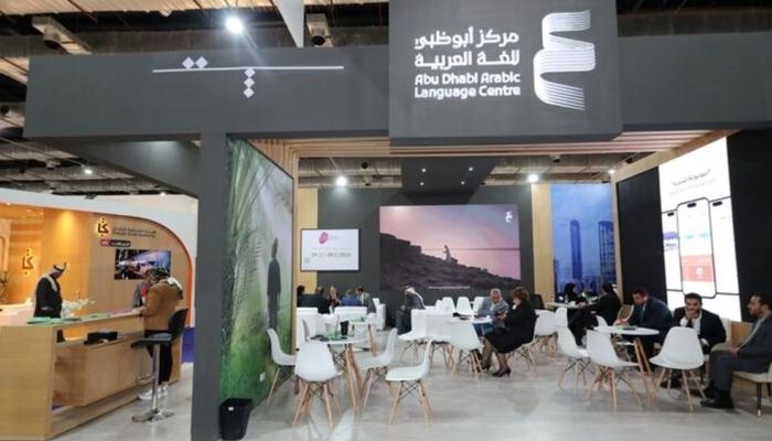 إقبال زوار معرض أبوظبي للكتاب على اقتناء الإصدارات القديمة و النادرة