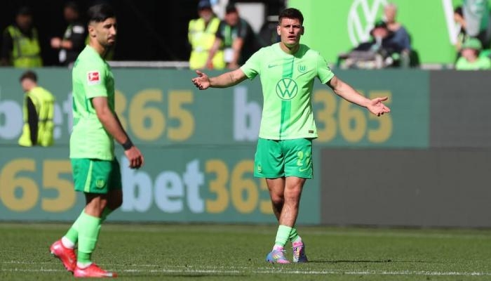 بذكريات زياني.. عمورة يشتبك مع زميله ويغيب عن تدريبات فولفسبورغ
