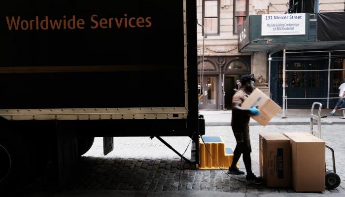 ضربة موجعة بعد وداع أمازون.. UPS تعلن تسريح 20 ألف موظف