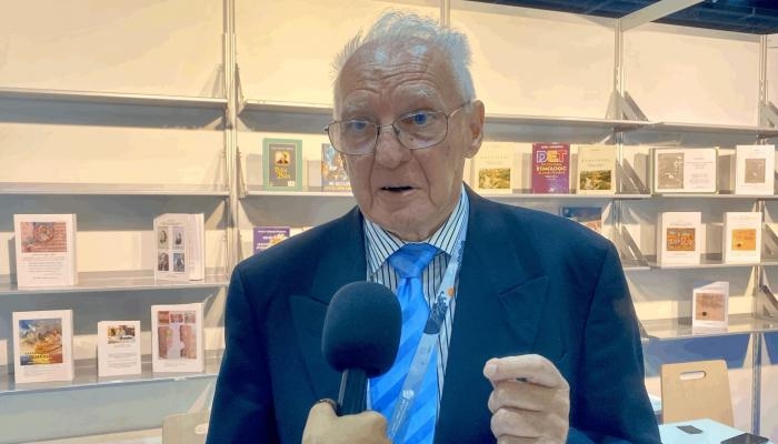 معرض أبوظبي للكتاب 2025 خبير لغوي روماني يقدّم مرجعا تاريخيا متعدد اللغات