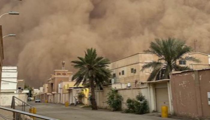 عاصفة الرس في السعودية.. مشهد مخيف لغبار يحجب الرؤية (فيديو)