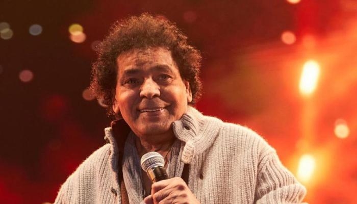 في أجواء عفوية.. دعاء فاروق توثق لقاءها مع محمد منير في منزله (صور)
