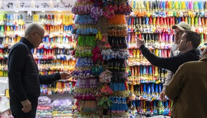 الرسوم الجمركية تعرقل «زحف الكريسماس» الصيني إلى متاجر أمريكا