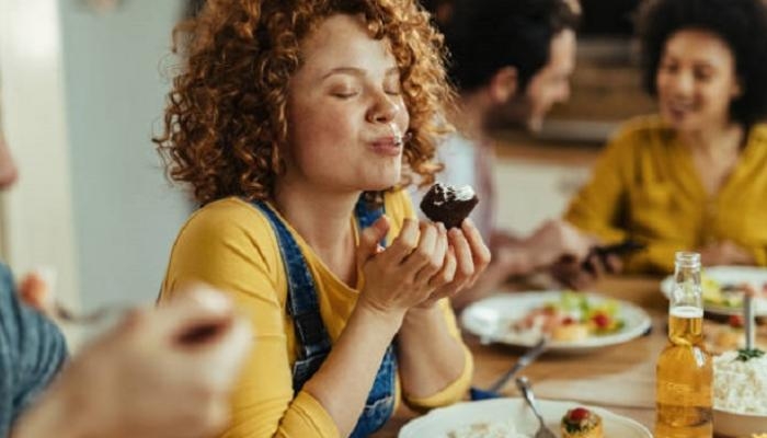 ماذا يحدث لجسمك إذا أكلت طعامك بعينين مغمضتين؟