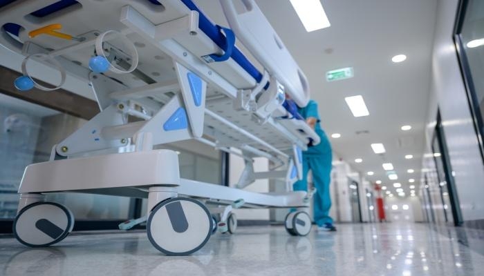 ضحك 4 ساعات متواصلة.. فأُدخل المستشفى بعد نوبة عصبية نادرة