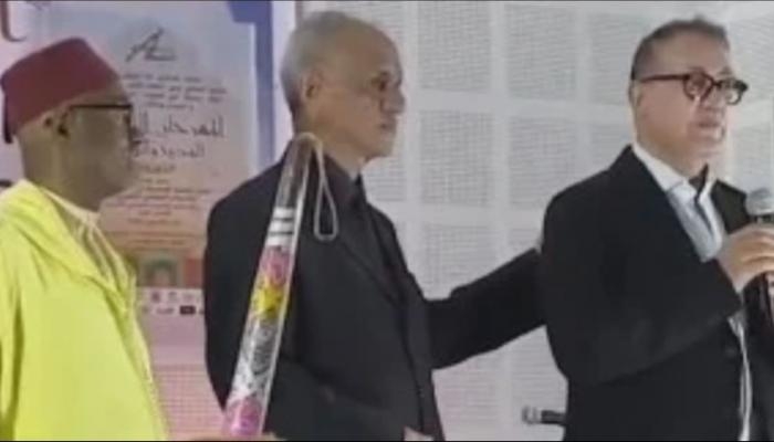 والد سعد لمجرد يبكي على المسرح قبيل محاكمة نجله في فرنسا