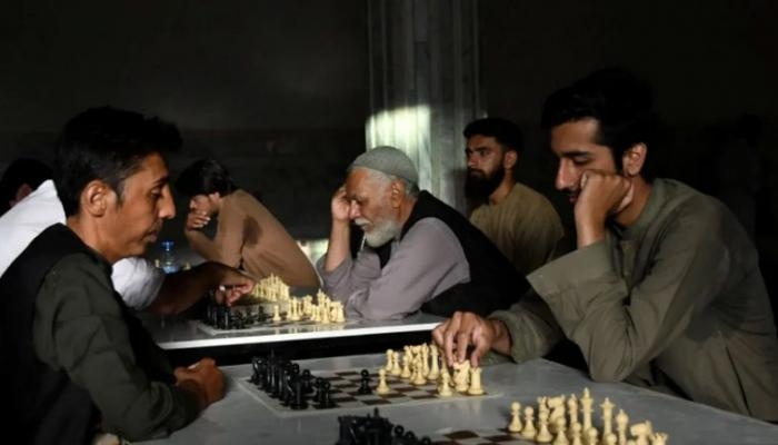 يعتمد على الحظ.. «طالبان» تحظر لعبة الشطرنج لانتهاك القوانين الأخلاقية