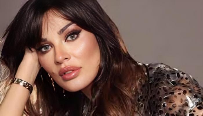 بأداء طفولي مؤثر... ابن نادين نسيب نجيم يغني لوالدته مع أغنية ناصيف زيتون