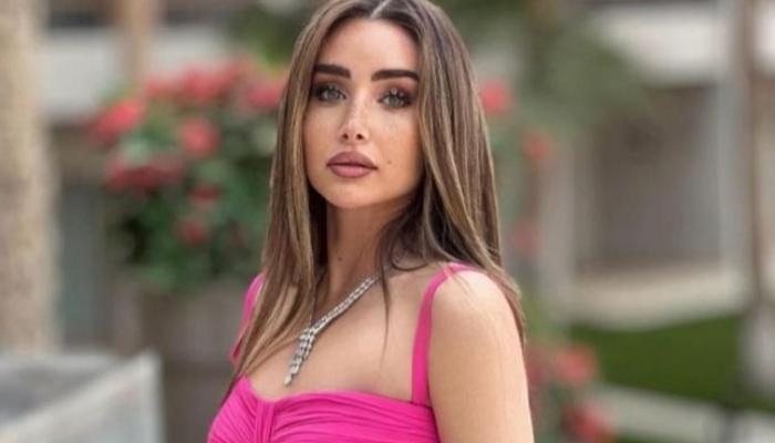 هنا الزاهد في باريس.. إطلالة بـ«شبشب الفندق» (فيديو)