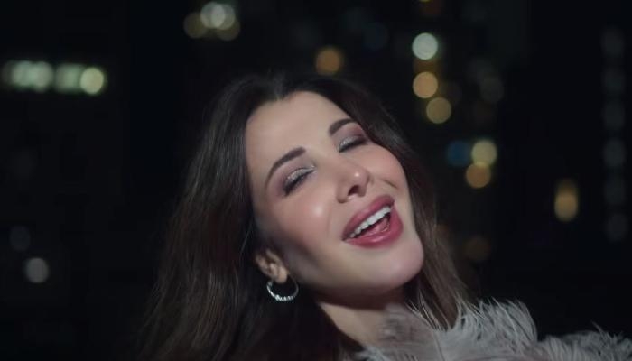 نانسي عجرم تطلق «ورانا إيه» بلهجة مصرية وإيقاع صيفي (فيديو)