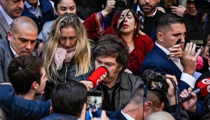 ضربة على الهواء.. ميكروفون يخطف الأضواء ويصيب رئيس الأرجنتين