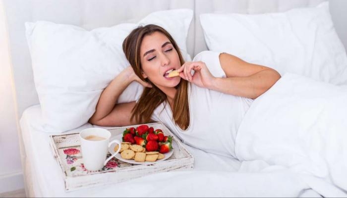 طعام «صحي» لا يجب عليك تناوله أبداً قبل الذهاب إلى السرير